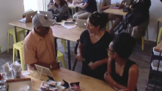 카페 종업원이 시각장애인을 속이는 것을 본 손님들 반응 (영상)