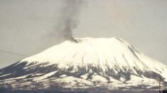 만우절인 4월 1일, 알래스카 화산에서 갑자기 검은 연기가 뿜어져 나오는 사건이 발생했다