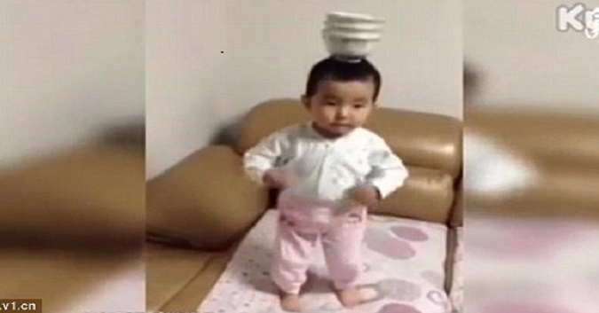 도자기 그릇을 머리에 올리고 춤추는 아기, 너무 귀여워요.