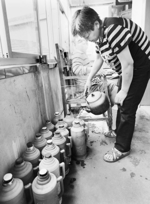 為了照顧「植物人」兒子,這位母親每天要燒30多瓶開水,反覆給兒子泡腳與擦身體。(網路圖片)