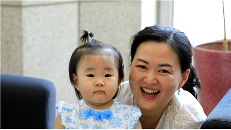 아기와 함께 공연을 보러 온 엄마의 환한 웃음이 싱그럽다.