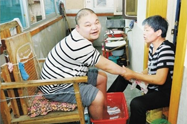 母親8年來的深情呼喚,終於奇蹟的喚醒「植物人」兒子。(網路擷圖)