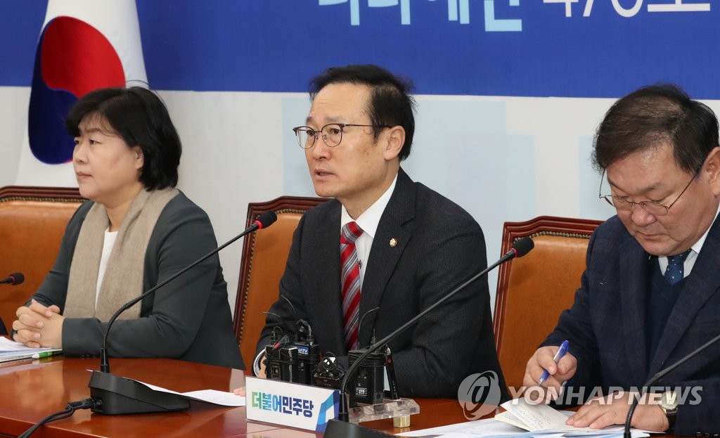 발언하는 홍영표 원내대표