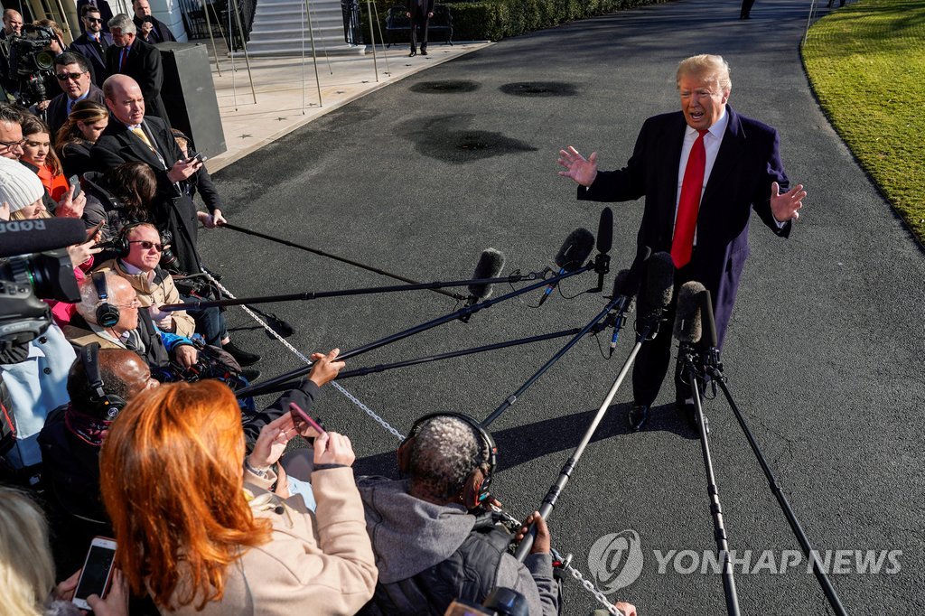 백악관 남쪽 뜰에서 취재진에 발언하는 트럼프