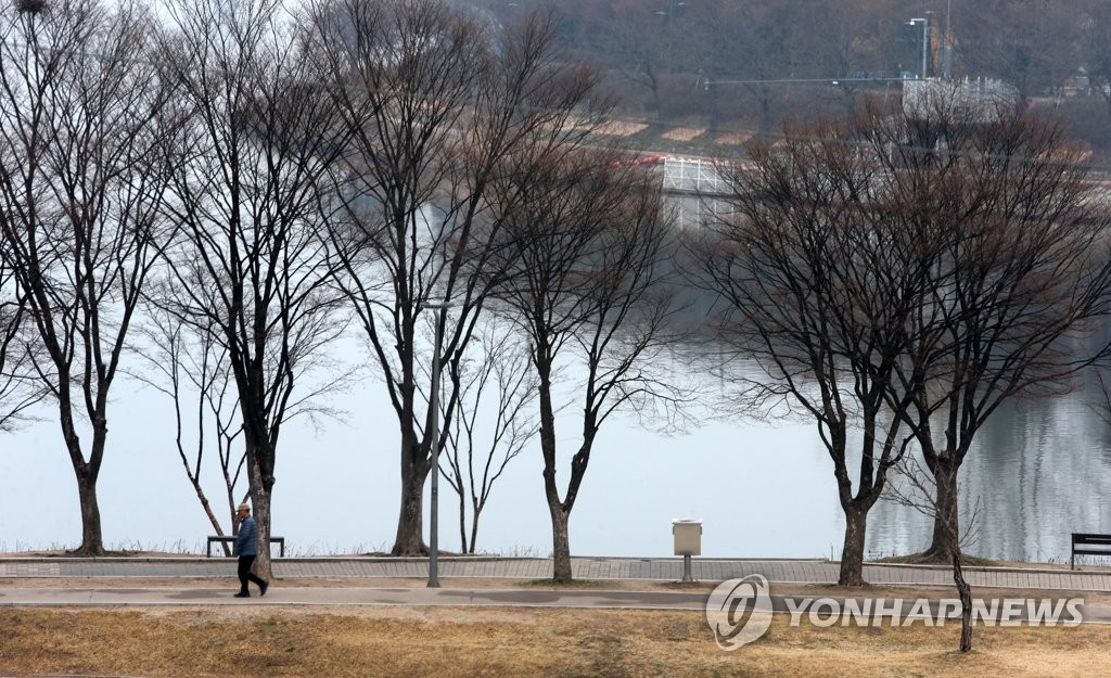 꽃샘추위에 한산한 산책로