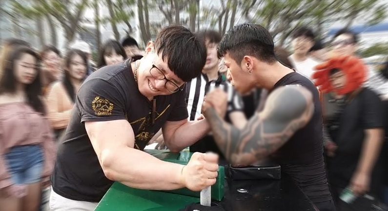 시민 59명 제압한 ‘팔씨름 챔피언’ 앞에 강적이 등장했다 (영상)