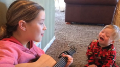 누나가 매일 다운증후군 동생에게 ‘이 노래’를 불러주는 감동적인 이유 (영상)