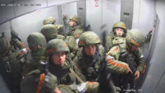 ‘러시아 저격수들’ 엘리베이터 타자 전기 끊어 가둬버린 우크라 시민