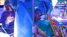 ‘뇌 종양 수술’ 받으며 9시간 동안 색소폰 연주한 음악가