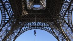 “암투병 어머니 위해”…에펠탑에서 로프 클라이밍 세계신기록